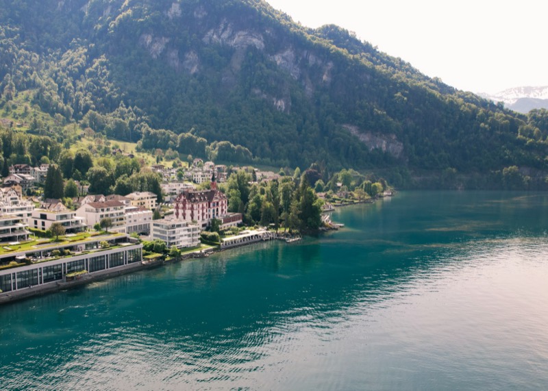Luftaufnahme von See, Ufer und Bergen
