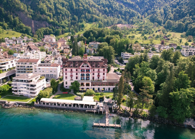 Luftaufnahme eines Hotels direkt am See