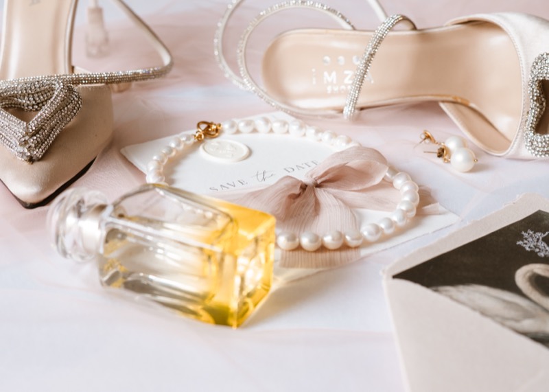 Parfum, Brautschuhe und Papeterie in Nahaufnahme