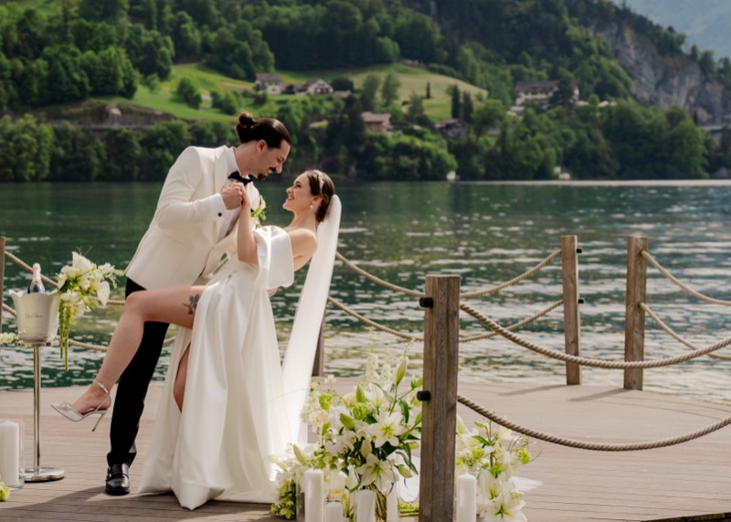 Brautpaar in einer verspielten Pose auf dem Steg