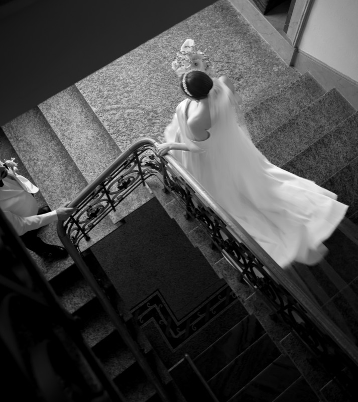 Braut auf einer Treppe von oben fotografiert