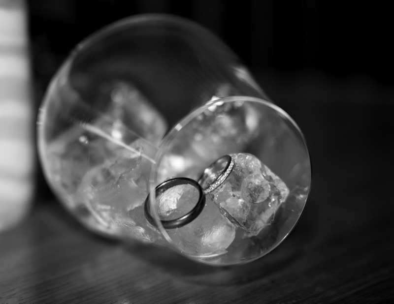 Zwei Eheringe auf Eiswürfeln in einem Glas