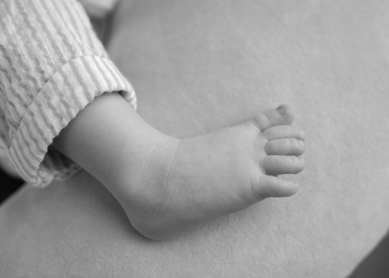 Babyfuss in Nahaufnahme, schwarzweiss